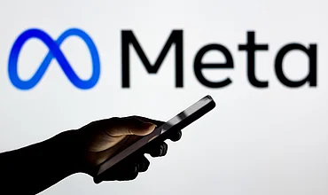 Jugendliche mit Smartphone, Symbolbild zu Metas Nutzungsbegrenzung für Teenager