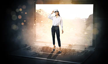 Geschäftsfrau mit VR-Brille tritt aus einem Laptop, Symbolbild zu AI Washing