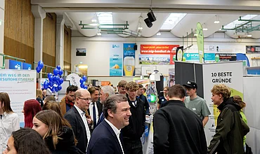 Volle Messehalle der Ausbildungsmesse Zukunft Wangen im Allgäu mit über 160 Ausstellern