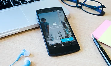 LinkedIn-Feed auf einem Bildschirm, Symbolbild zu KI-Inhalten und Gehaltsangaben