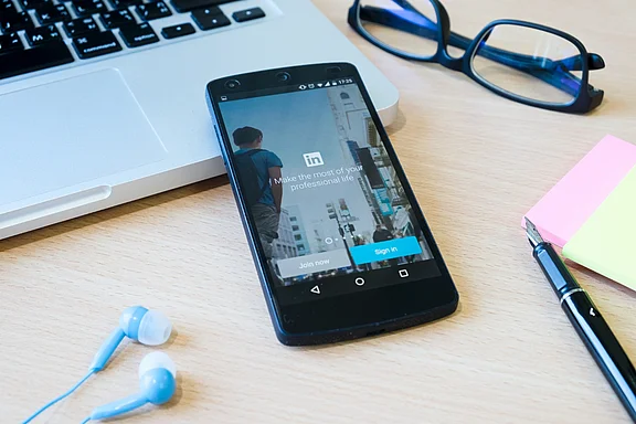 LinkedIn-Feed auf einem Bildschirm, Symbolbild zu KI-Inhalten und Gehaltsangaben