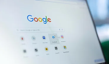 AI Overviews klappen jetzt von selbst auf: organische Treffer rutschen weiter nach unten