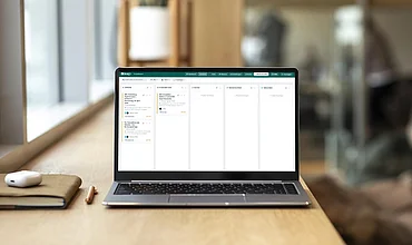 Laptop-Bildschirm mit Projektboard, Symbolbild zum eigenen Agentur-Projekttool