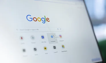 Junger Mann klickt auf ein Lesezeichen im Browser, Symbolbild zu Google Core Updates