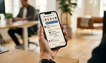 Smartphone mit Werbeanzeige, Symbolbild zu Werbung in ChatGPT